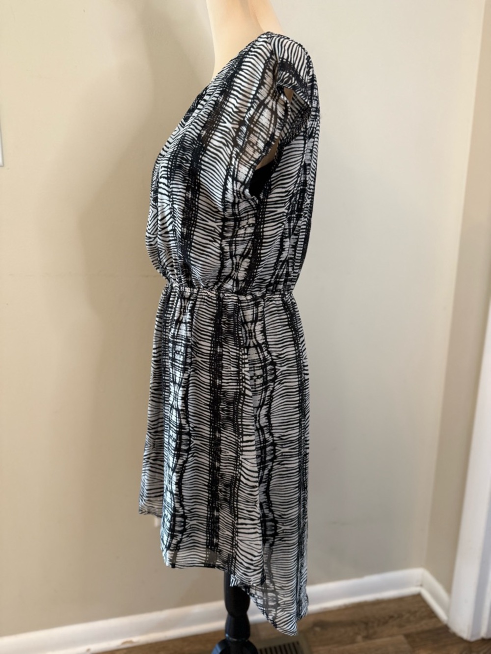 Nine Bird black & white mini dress abstract stripes cap sleeves SZ LG - Picture 3 of 13
